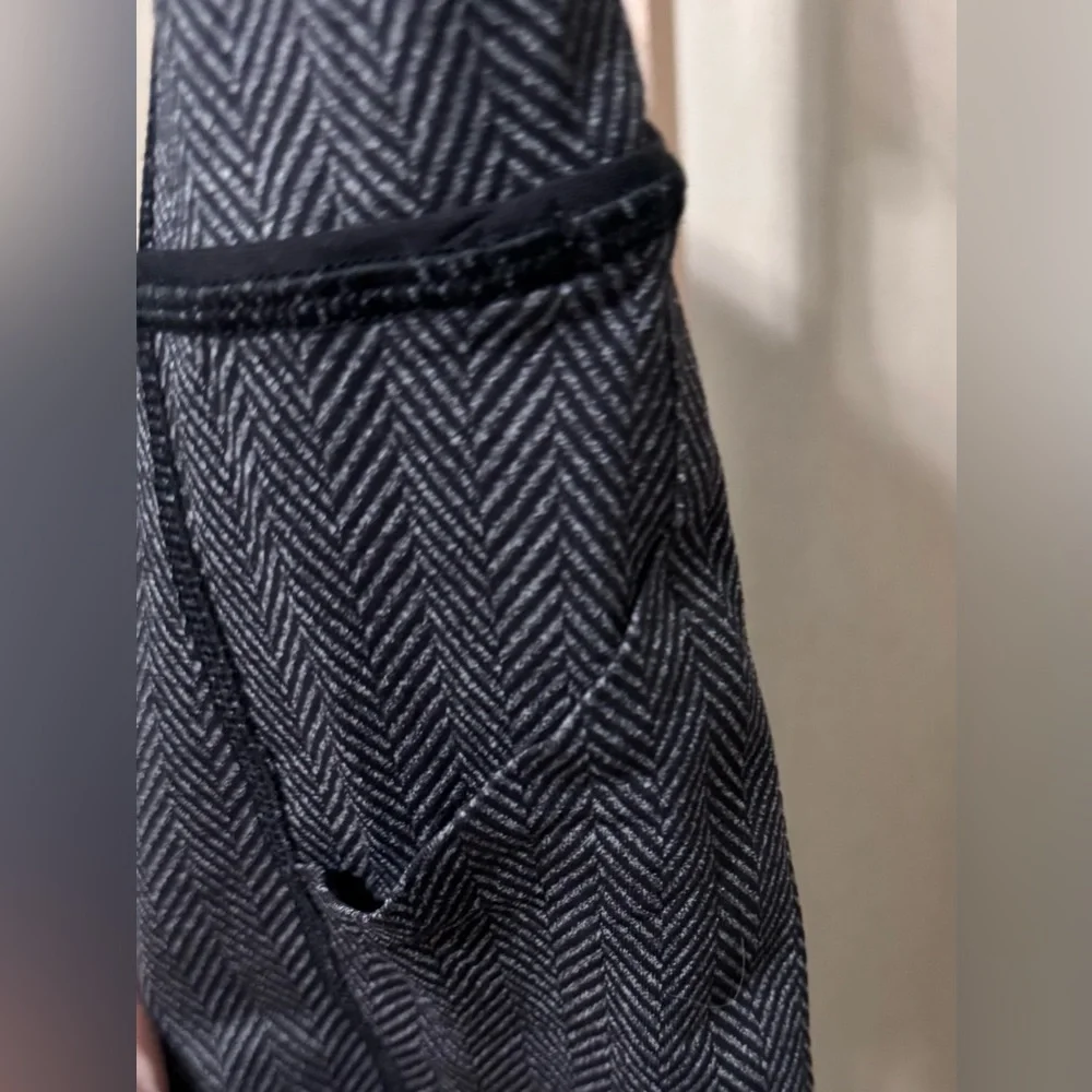 Lululemon Gray Herringbone Patterned Leggings - Size 10 - Picture 5 of 12